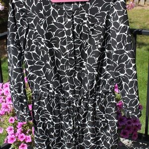 Ann Taylor Loft Black and White Floral Romper Size 2 Petite NWOT